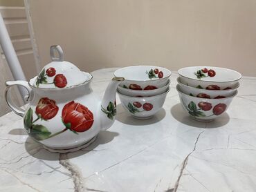 Наборы посуды: Чайник с пиалками 
Новый, состояние 👍
w/a 
Бишкек, Молодежный квартал