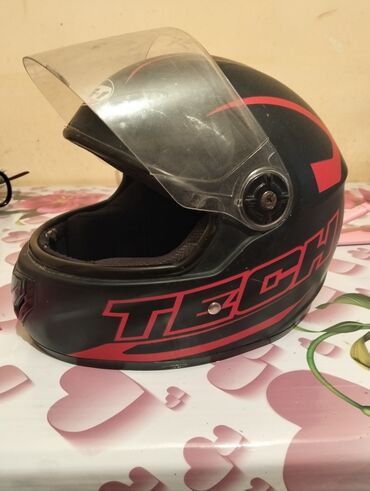 Boşqablar: Motosiklet dəbilqəsi – TSG/TECH loqolu, tamüzlü (full-face) tip