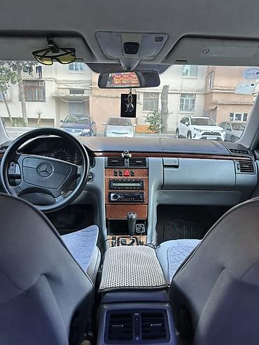 audi a6 2000: Mercedes-Benz E-Class: 2.4 l | 1998 il Sedan — 2