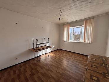 Продажа коттеджей и домов: Продается капитальный двух этажный дом В городе Кара-Балта на улице — 7