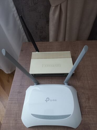 Modemlər və şəbəkə avadanlıqları: TP-Link şirkətindən iki ədəd simsiz router. Bir router ağ rəngdə