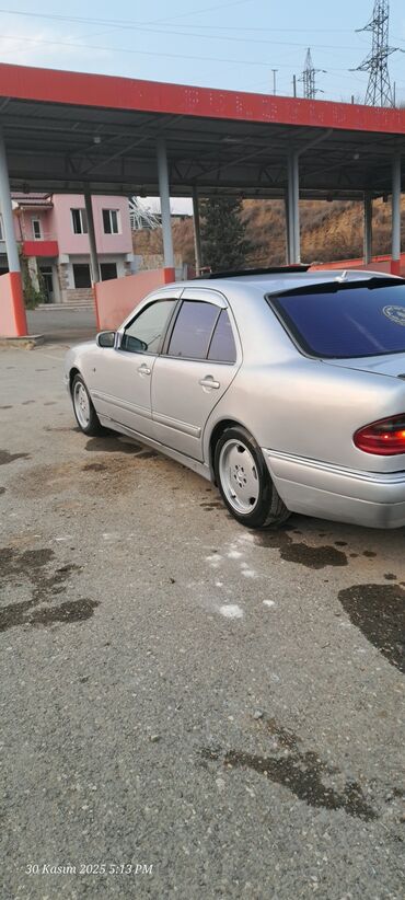 Mercedes-Benz: Mercedes-Benz E-Class (W210) sedan - Gümüş rəng, 4 qapı - Ön dəyirmi — 8