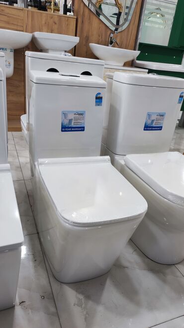 Təmir və tikinti: Ağ rəngdə, müasir dizaynlı ClASSiO brendinin unitazı. Bu, hamam