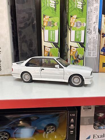 Коллекционная масштабная модель BMW M3 E30 в белом цвете. Детально