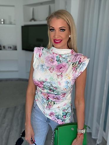 siroko: Ženska elegantna bluza bez rukava sa floralnim printom
1400 din — 2