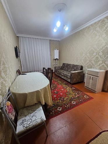 Mənzillər: Kirayə üçün tam mebellı 2 otaqlı mənzil - Geniş və işıqlı zal: divan — 2