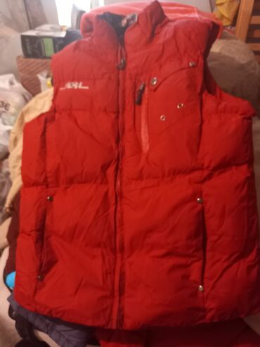 пиджак красный: Продаю тёплый жилет хорошего качества,размер 48-50