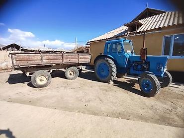 Другие тракторы: Трактор колесный синего цвета с прицепом. Телешкасы менен сатылат — 1