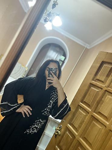 is batinka: Qara abaya – incə bəzəkli.Yenidir.Üzerinde baş örtüsü və kəməri var — 4