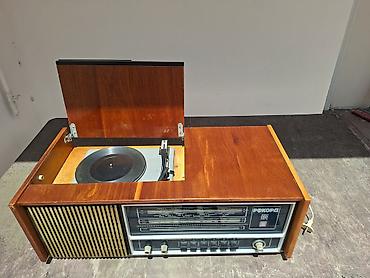 retro gramofon: Retro radio və vinil (plastinka) çalar Rekord 314 – işlək Sovet — 1