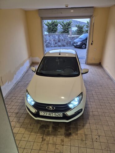 VAZ (LADA): Barter de var Lada Granta modelinin bu ağ rəngli sedanı dörd qapıya və — 4