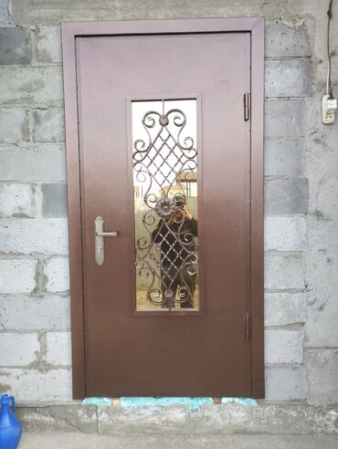 Распашные ворота: Кованые ворота с калиткой, декоративная решетка и подсвеченные — 21