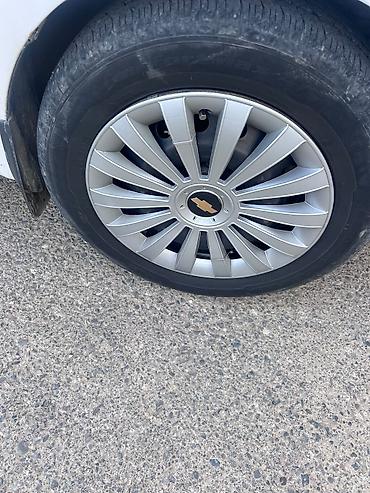 chevrolet cruze buferi: Chevrolet Aveo LS sedan, ağ rəngdə avtomobil. Şəkillərdən göründüyü — 5