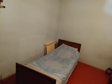 Xazeykali, bir otaq ev kirayə verilir. Həyət balaca bağlı həyətdir