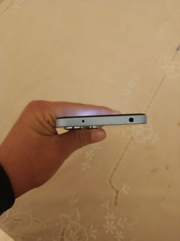 Digər mobil telefonlar: Məhsul: Smartfon Xüsusiyyətlər və dizayn: - Sümükvari düz kənarlı — 3