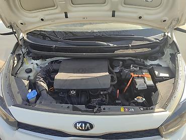 Другие автомобили: Компактный городской хэтчбек белого цвета. Пятидверная компоновка — 9