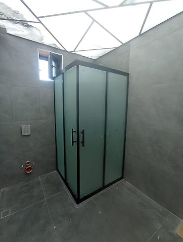 aluminium qapi pencere: Mat qaralı şüşədən duş kabinəsi - Dizayn: Qara alüminium/profil — 1