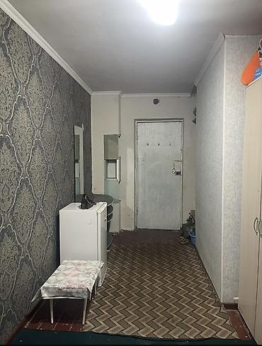 общежитие купить: Сдается комната в общежитии. - Планировка: вытянутая комната с окном — 2