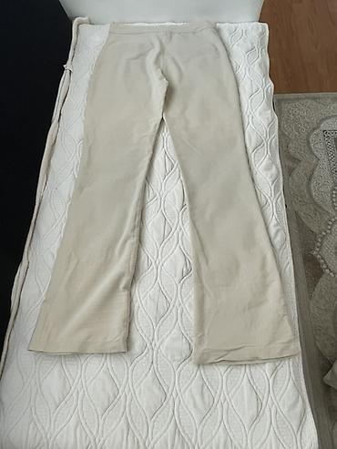 baletanke patike: Bež ženske pantalone sa blagim širenjem nogavica. Visina struka — 2