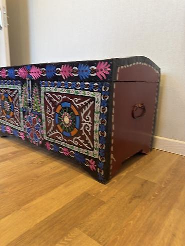 tarixe aid sekiller: Əl işli naxışlı taxta sandıq - Material: küt taxtadan hazırlanmış — 3
