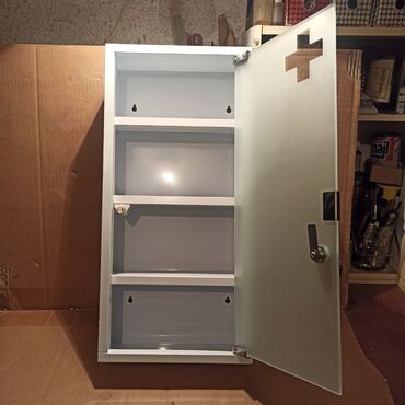 Oprema i sredstva za zaštitu: Izuzetno očuvan metalni ormarić za prvu pomoć sa dva ključa i — 4