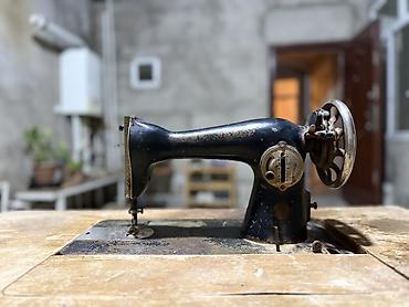 tikis masni: Məhsul: Köhnə mexaniki tikiş maşını (stolüstü, qol tipli) Təsvir: - — 1