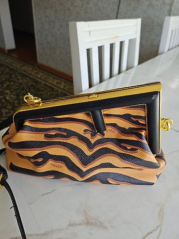 Личные вещи: Сумка Fendi с жёсткой рамкой и длинным ремнём через плечо. - — 3