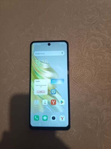 Mobil telefonlar: Smartfon - Tam ekranlı, mərkəzdə deşikli ön kamera dizaynı - Android