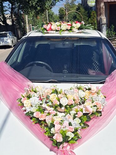 Свадебные аксессуары: Оформление для свадебной машины. Сердце из цветов в нежных оттенках. В