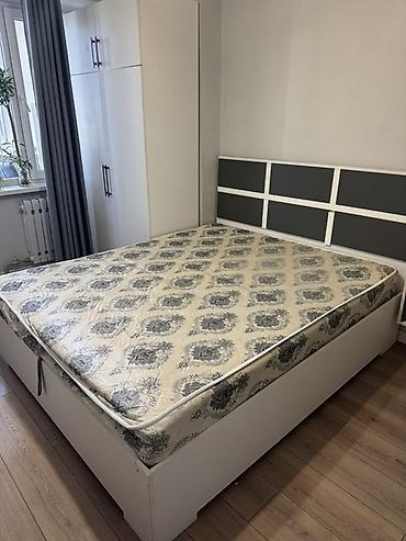 оригинал вещи: Двуспальная кровать, Б/у, С матрасом, длина - 200 см — 1