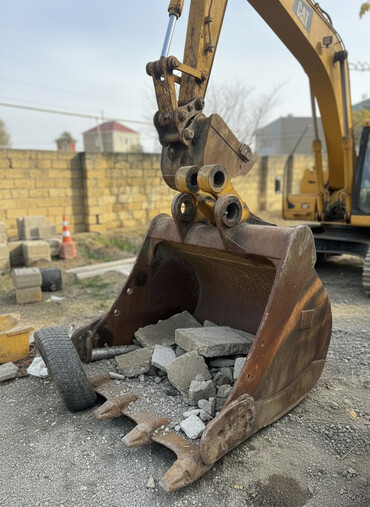 Digər avtomobil ehtiyat hissələri: Cat 330 D2L Ekskavatoru Ehtiyat hisələri mövcudur Kouş Yağ paylaycı — 1