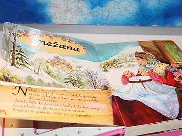 postamenti: Tri priče o princezamatvrd povez 20 cmkartonski listoviknjiga je — 2