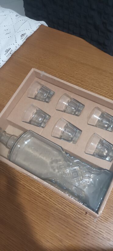 komplet serpi cena: Rakijska flasa s malim rakijskim čašicama 6 komadane korisćeno