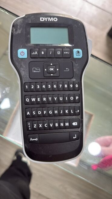 Seyflər: DYMO etiket yazıcısı – portativ əl tipli model Xüsusiyyətlər: -