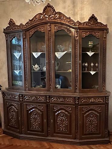 islenmis qorka: Klassik üslubda iri ölçülü servant (qorka) Detallar: cilalı səth, oyma — 1