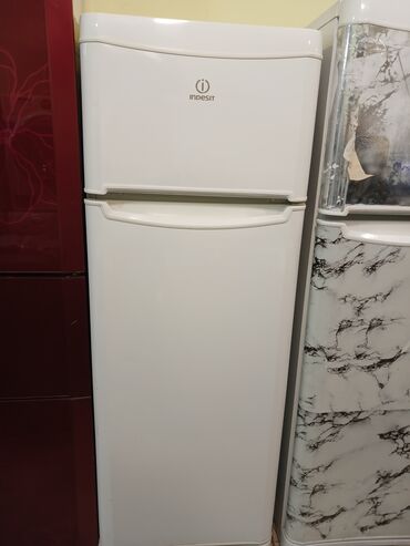 soyuducular indesit: İşlənmiş 2 qapılı Indesit Soyuducu Satılır, rəng - Ağ, Təkərli