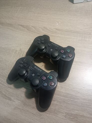 Консолдор үчүн аксессуарлар: Два беспроводных геймпада Sony DualShock 3 (PS3). Особенности: -