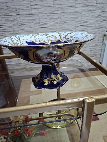 Porseleyn ayaqlı meyvə qabı – klassik üslub,hundurluyu 15 sm,diametr