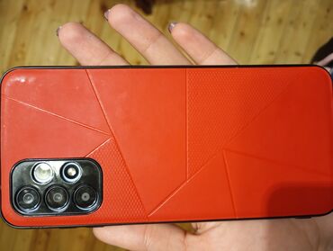 xiaomi ekran qiymeti: Qırmızı qoruyucu örtüklü smartfon - Arxa panel: Qırmızı rəngli