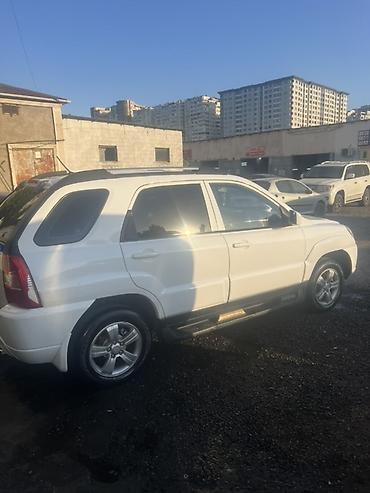 4 teker atv: Kia Sportage – ağ rəngli, şəhər və yolsuzluq üçün praktik kompakt SUV — 4