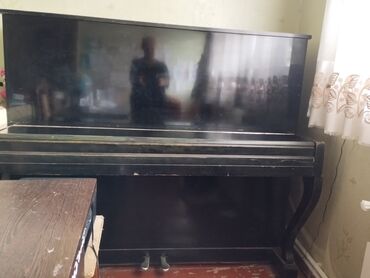 Tar: Qara pianino satilir. Qiymeti 60 manat