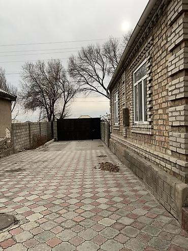 привозной дом: Продается кирпичный дом с просторным двором, полностью выложенным — 4