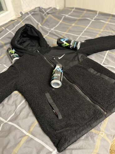 женские зимние куртки бишкек: Двусторонняя куртка с капюшоном, черная. Особенности: - Две стороны