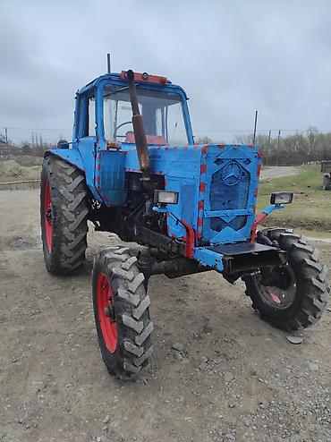 Traktor qoşqularının ehtiyyat hissələri: Rəngi göydür. Kabinası mövcuddur. Ön hissəsindəki radiator barmaqlığı — 11