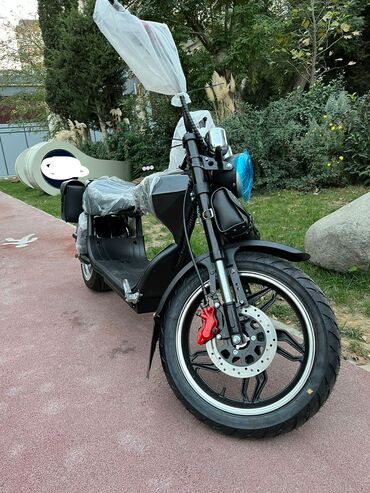 Motonəqliyyatın icarəsi: Elektrik skuter/motosklet – şəhər içi komfortlu və səssiz hərəkət