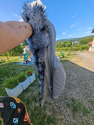 Personal Items: Jakna ima oštećenje na krznu, rašiven šav — 2