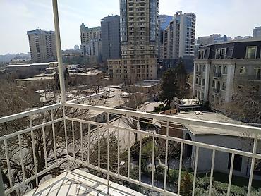 Mənzillər: Salam, Mənzil yeni təmir edilib və 3 ay yaşanılıb. Mənzildə yaşamaq — 3