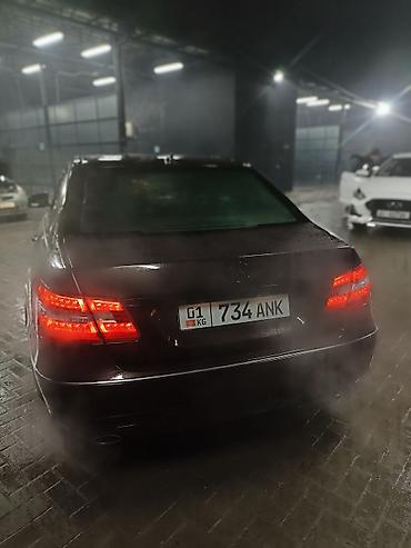 Другие автомобили: Седан бизнес‑класса темно‑бордового цвета. Кузов — классический — 5