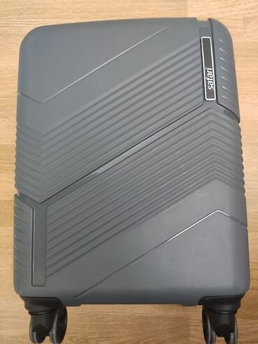 темно серые: Лёгкий новый устойчивый, удобный чемодан идеально подходит для ручной