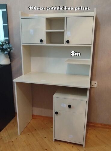 стол приставной: Təsvir: - Kompüter/iş masası – açıq krem rəngdə. - Üst hissədə 2